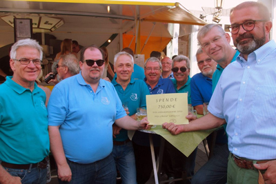 Große Beachtung beim Holunderblütenfest in Kettig fand die Scheckübergabe des Männergesangvereins